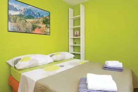 Mirta Vikendica Kastel Novi